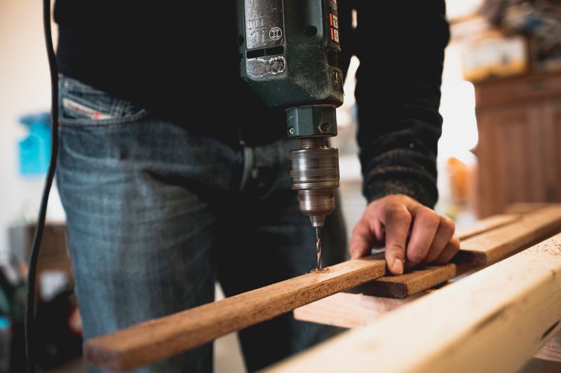 Mesa de trabajo de madera con herramientas manuales y virutas sobre la superficie